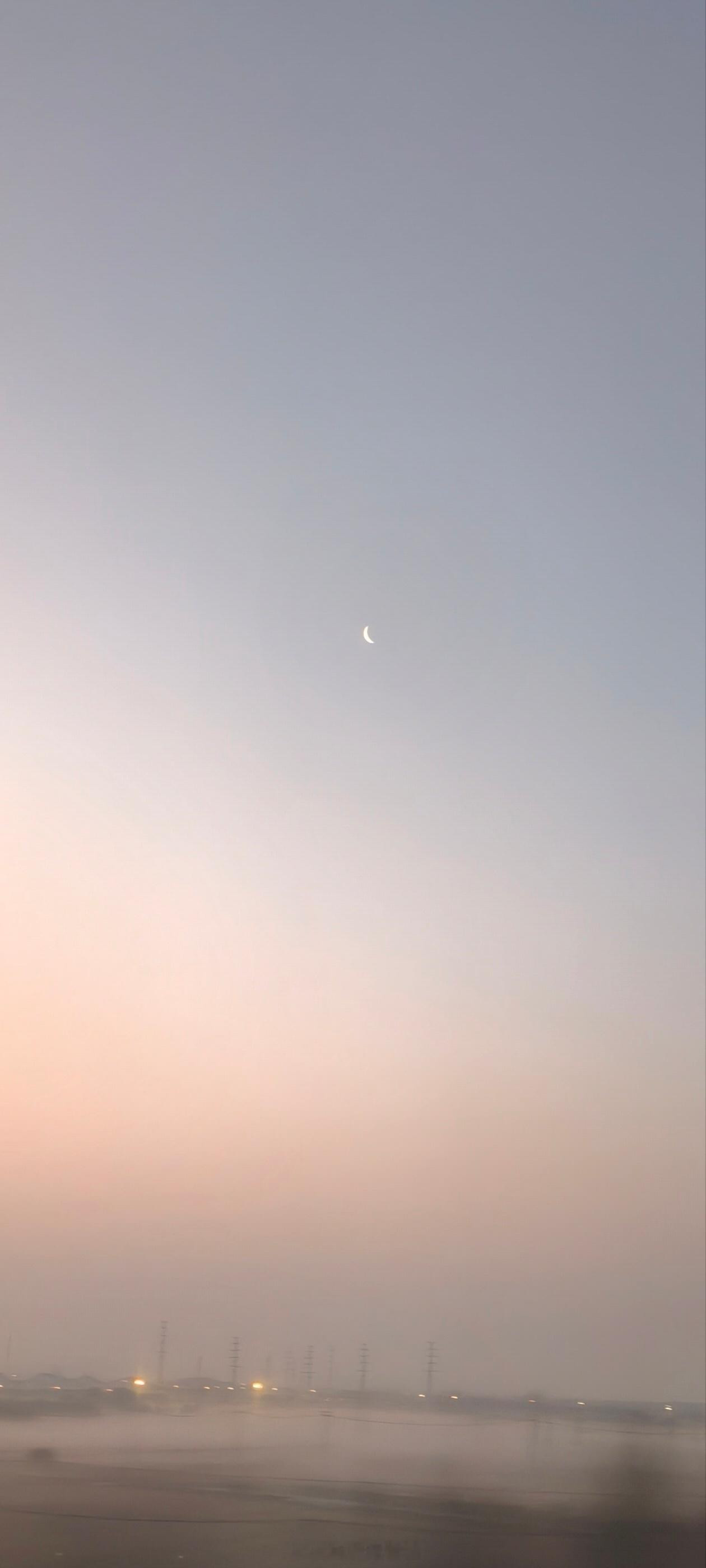 一大早得高铁拍到的月亮雾蒙蒙的天好像水墨画一样我的日常plog摄影随手拍