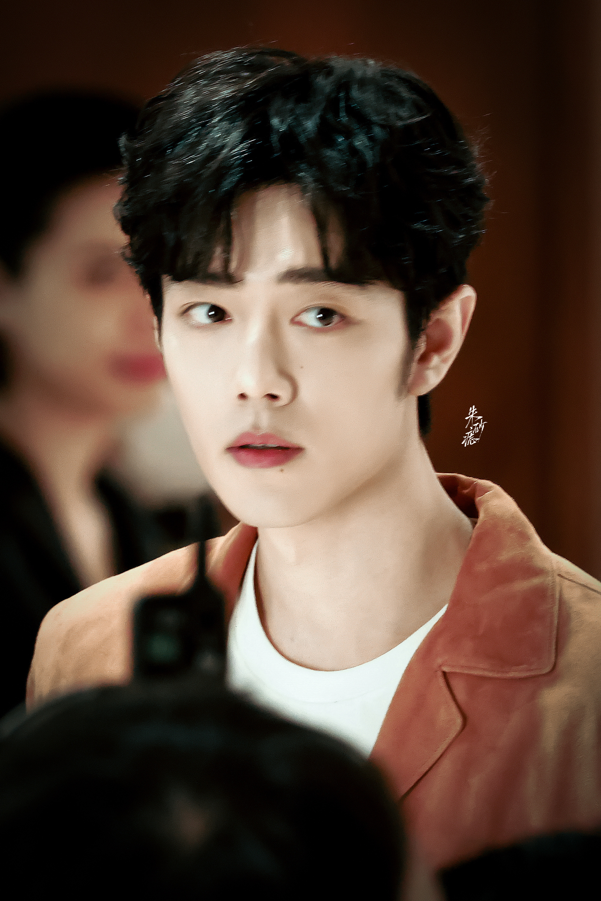 整夜阑珊，满脑子是你，才知道什么叫着迷。肖战现身青岛肖战出发青岛进组十日终焉