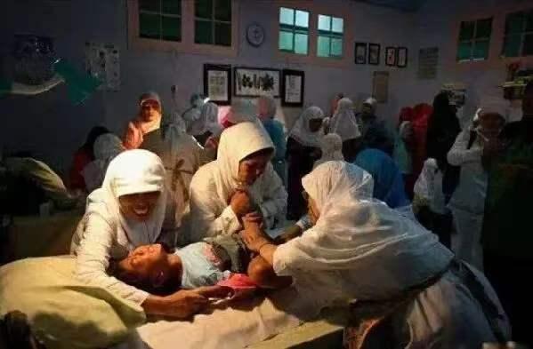 “只有进行割礼，才拥有贞洁。”所谓割礼，就是用刀割下女子身体的一部分，原以为只是