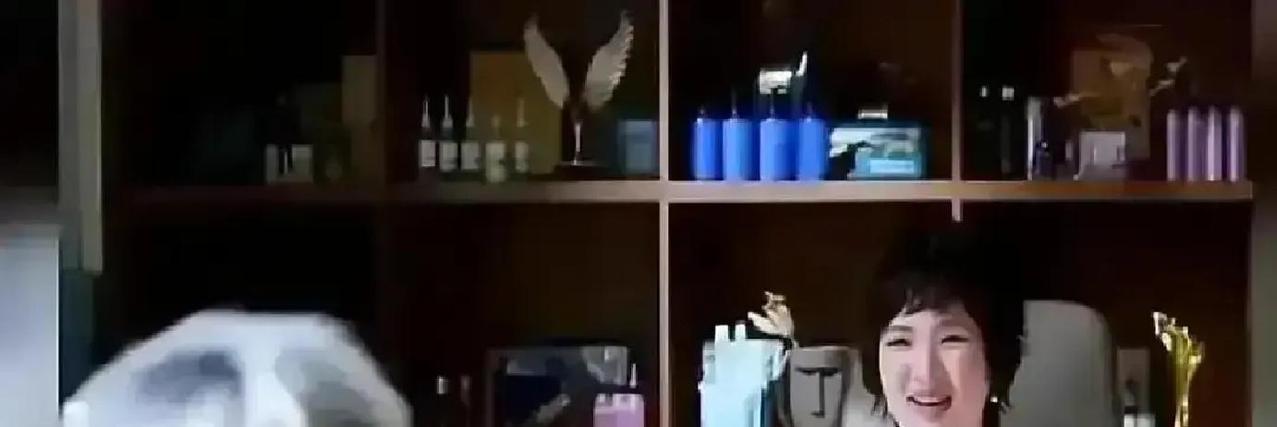 3.8万片酬演女主，姚安娜图啥？
 
横店通告单上，她的名字排在片酬栏最后。同组