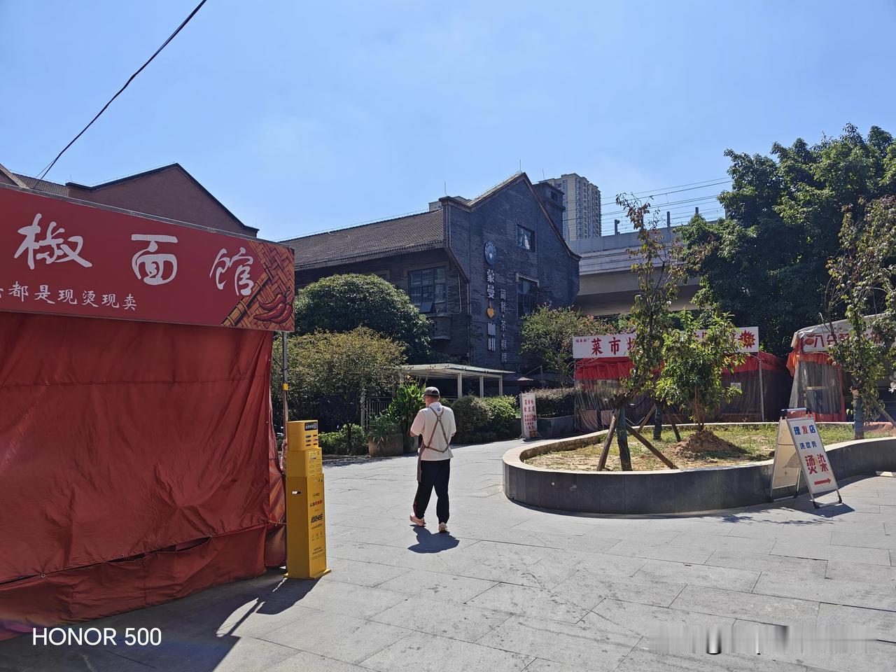 秋日生活打卡季 高楼林立的城市景观，云朵飘浮。
