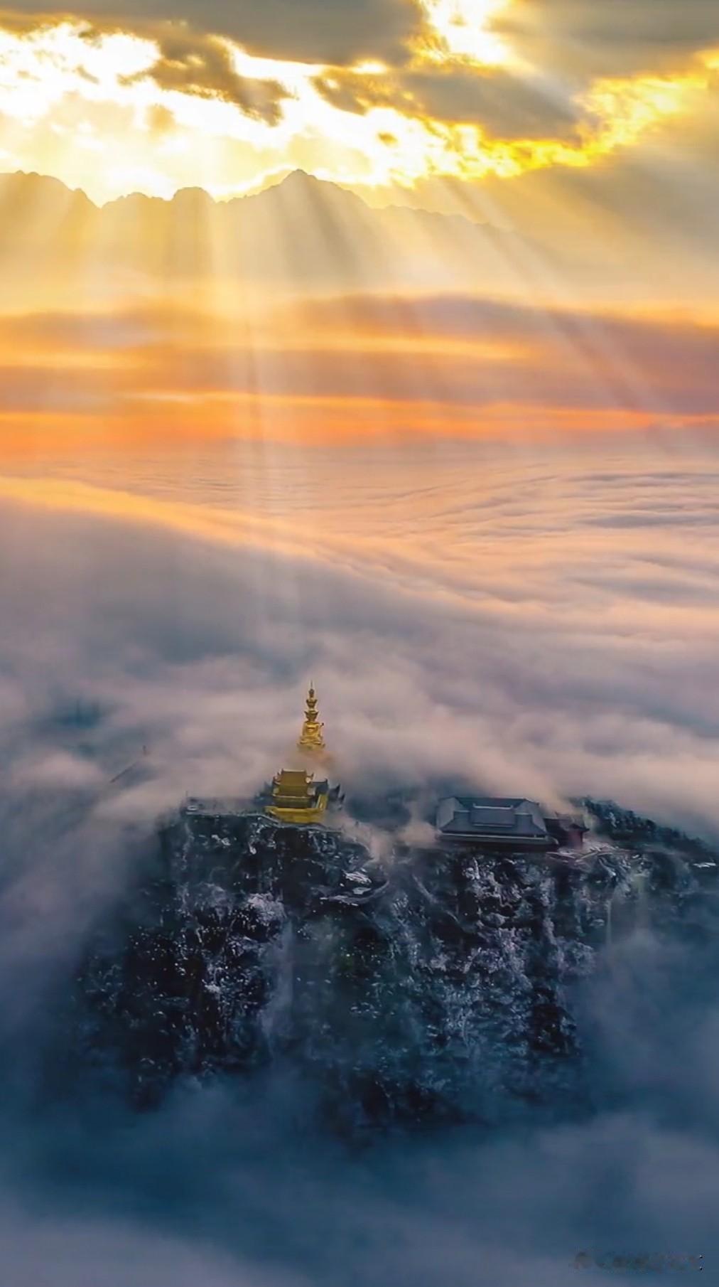 你尽管发光就好，我在这远远的看着。
光照在身上暖暖的，光是幸福的。
我也沾了福泽