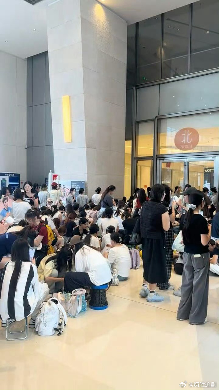 丁禹兮苏州活动线下人气丁禹兮苏州线下人气好旺啊！今天下午两点的活动，昨晚就开始排