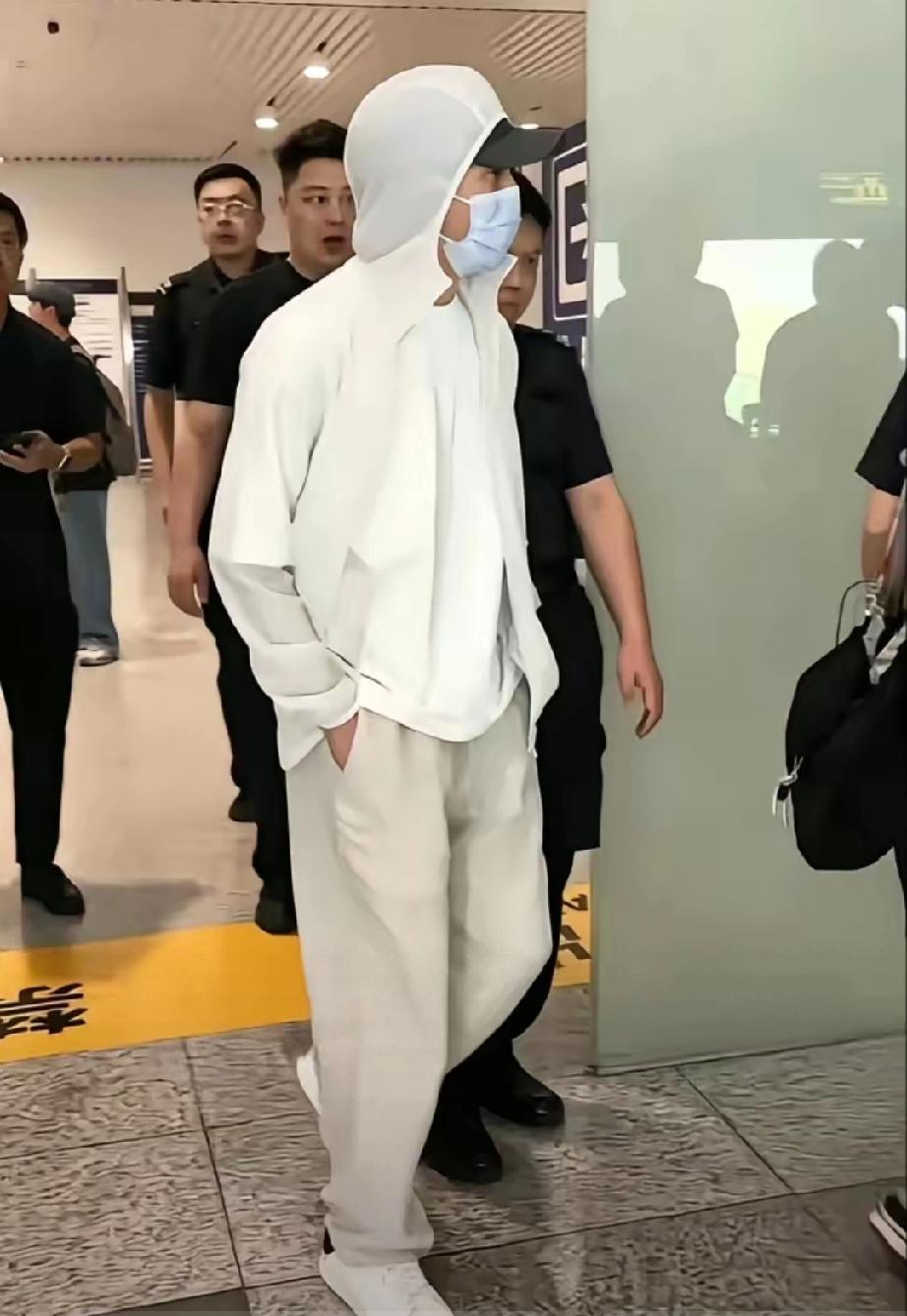 周星驰现身天津路演宣传新片，一身白衣穿搭潮流氛围感拉满
 
     星爷周星驰