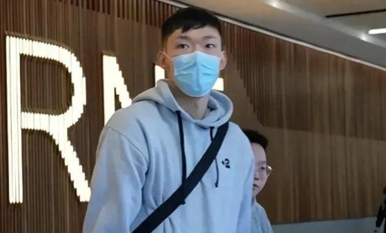 周琦回国接受采访，不谈论伤病！

广东队内线球员周琦，近日他已经回到国内并且接受