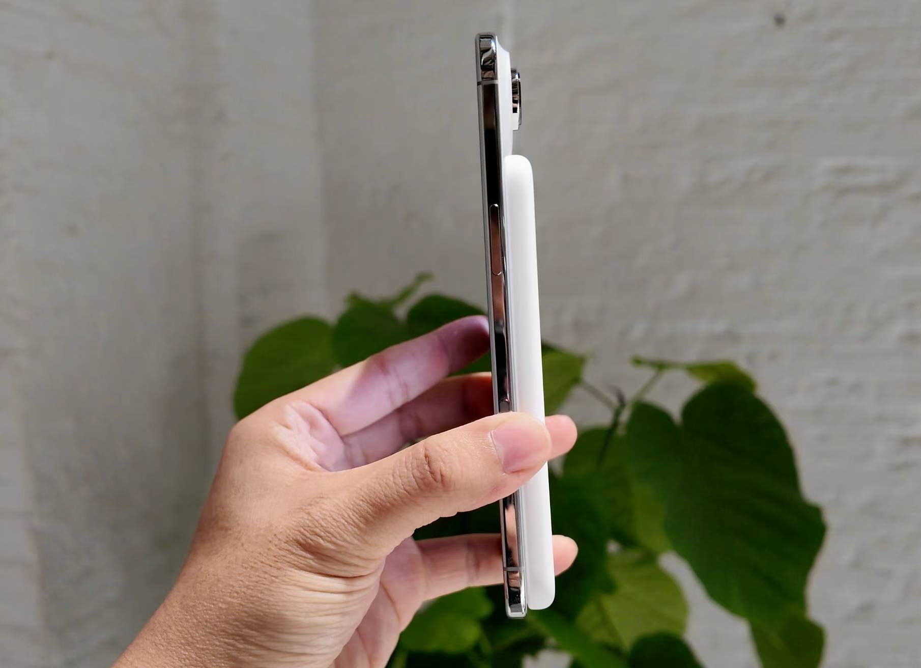 这个 iPhone Air，真的有点东西的[憧憬]朋友圈盗来的图，真薄啊！希望我