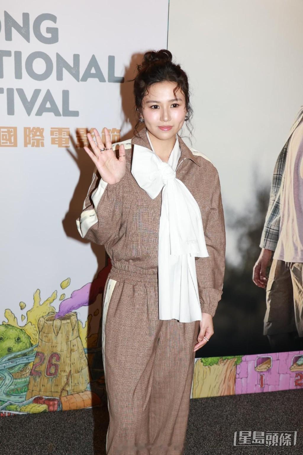 杨伟泳首回应东周刊爆料张振朗拒交社交账号密码、被TVB减工风波 力撑：可以的吗！