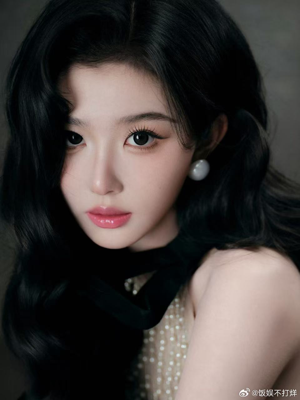 孔雪儿盯镜头孔雪儿熟女感 氛围感美女果然名不虚传，孔雪儿紧盯镜头眼神流转灵动魅惑