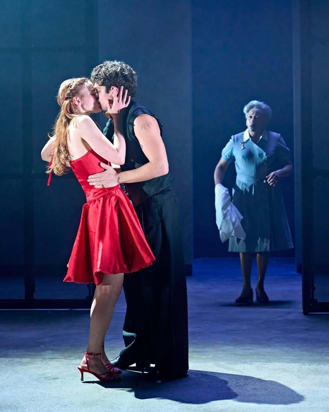 萨迪·辛克、诺亚·尤佩出演西区新版《罗密欧与朱丽叶》 