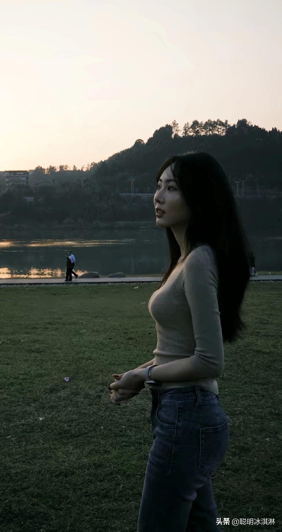 夕阳下的温柔时光，静享湖畔的宁静与美好。