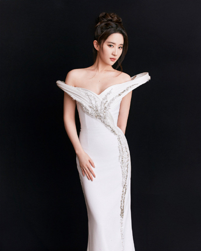 #刘亦菲高定白裙# 神女爱世人即视感，这个盘发太棒了好爱[憧憬][憧憬]#刘亦菲