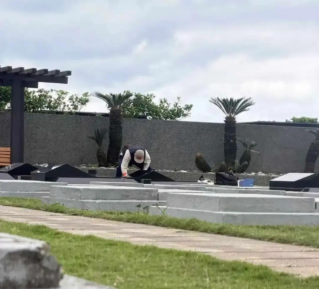 跪墓3小时，他连孩子一面都见不到
 
具俊晔蹲在墓碑前，袖子蹭得全是泥，擦完碑面