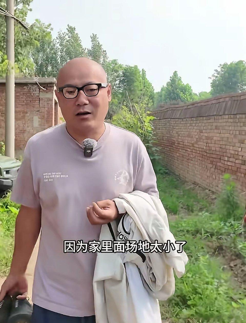 岳云鹏也没想到，亲弟弟岳雪刚没有受到自己的艺术影响，却在村里养起狗来。招猫逗狗的