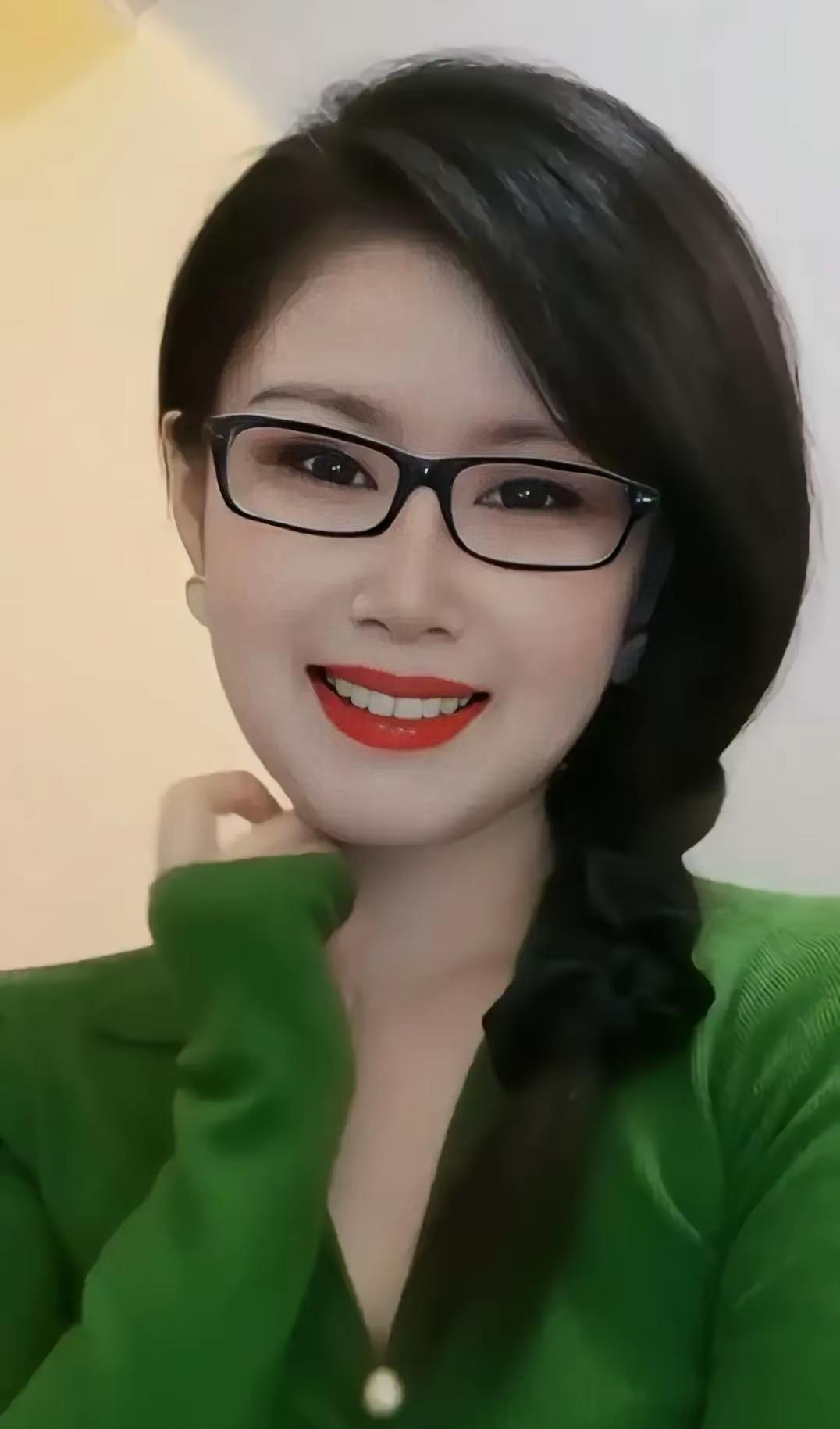 戴眼镜的女人，增添知性优雅

我发现，一个女人只要脸上戴一副合适的眼镜，不管这眼
