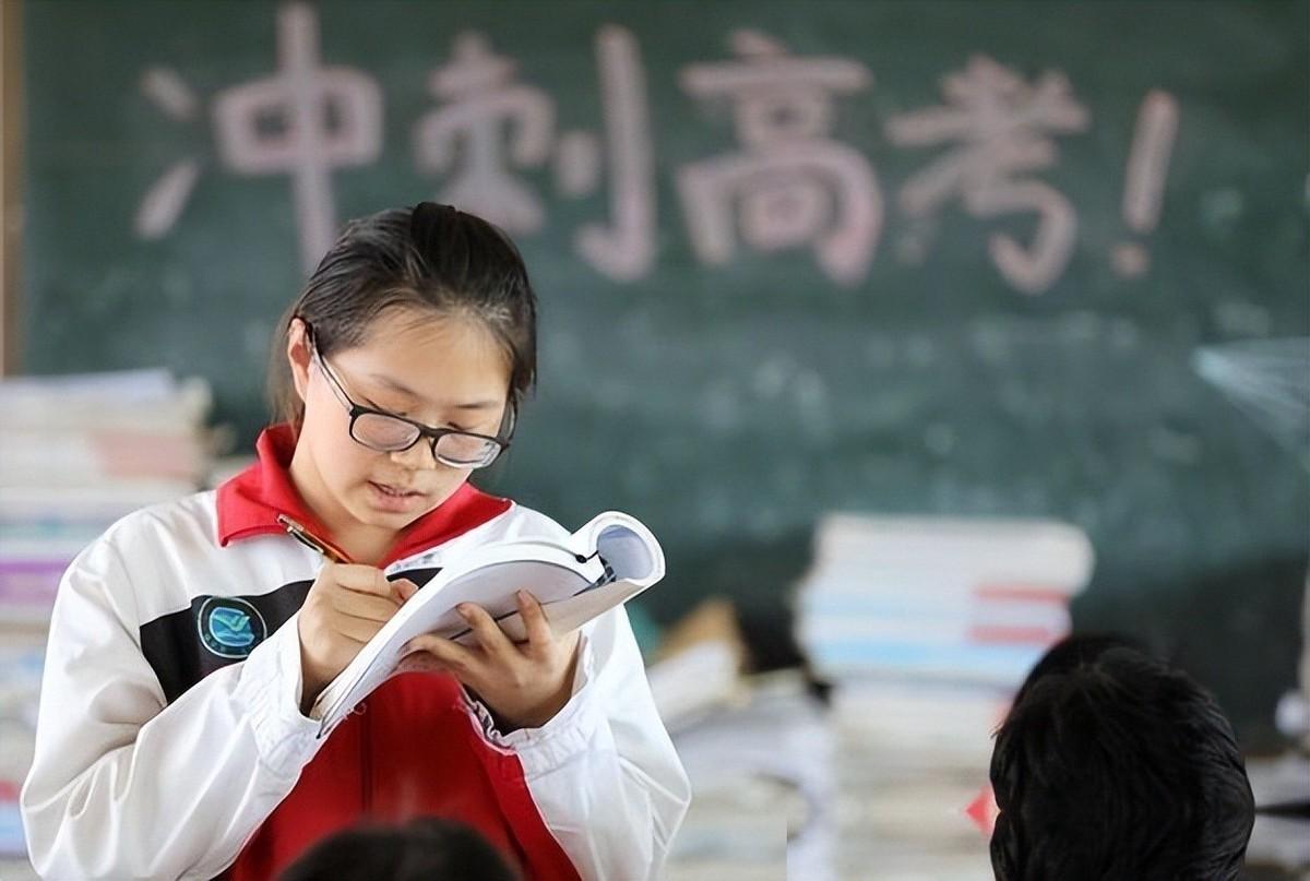 2026 年高考落幕，1290 万考生的数字瞬间引爆全网，“寒门升学难”“高分必