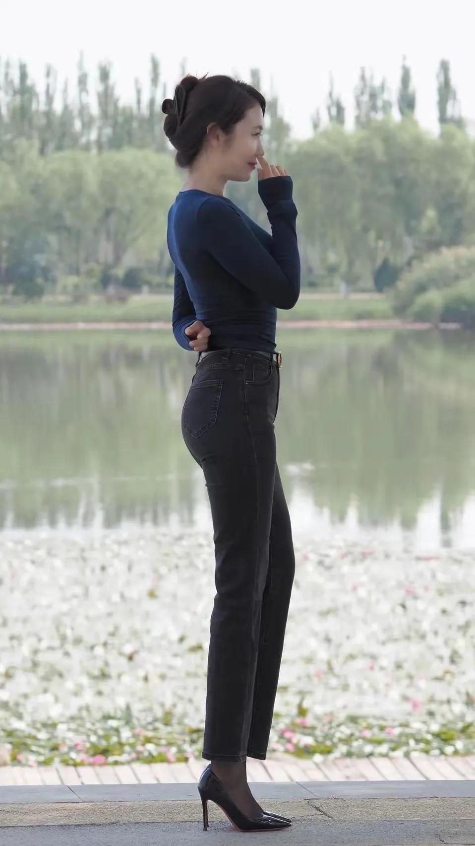 
修养的标配:
干净合体的衣着，
阳光灿烂的笑脸，
温文尔雅的言行，
豁达通透的
