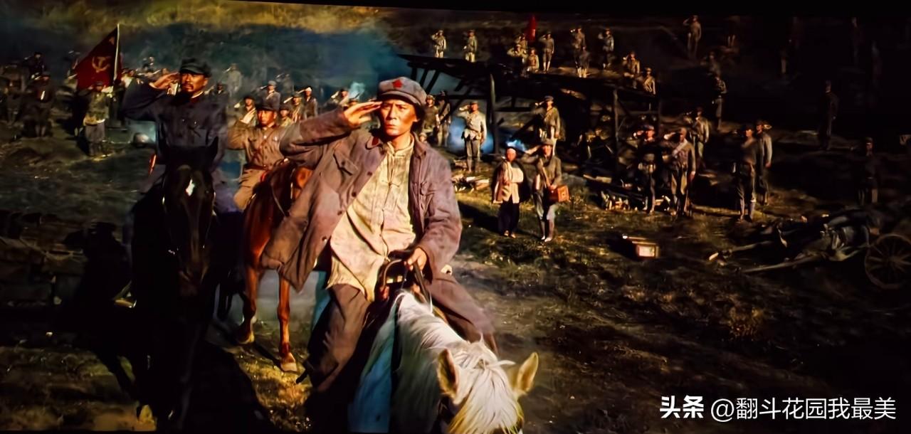 看完电影《四渡》我才真的是明白了，

那句“四渡赤水出奇兵”背后，

是多少人用