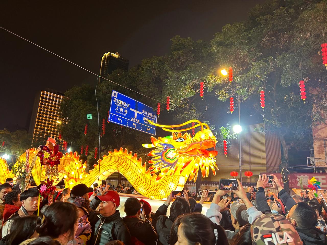 #天南地北大拜年# 一起领红包>祝福朋友们新年快乐、龙年万事如意，龙年行大运！