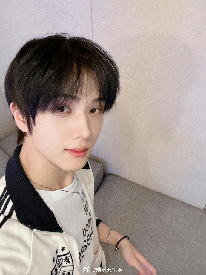 朴志晟最近在拍电视剧一边拍剧还一边安慰粉丝，也太温柔了吧朴志晟正在拍摄电视剧朴志