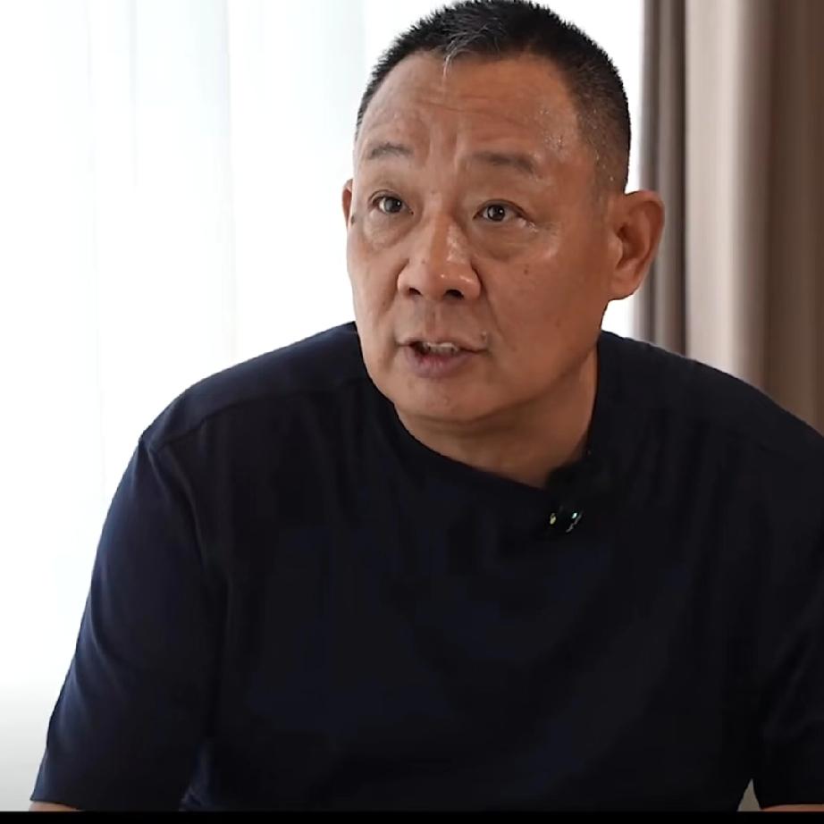 大家有没有发现，
于东来现在跟别的老板不太一样？
现在全网都把胖东来捧得很高，好