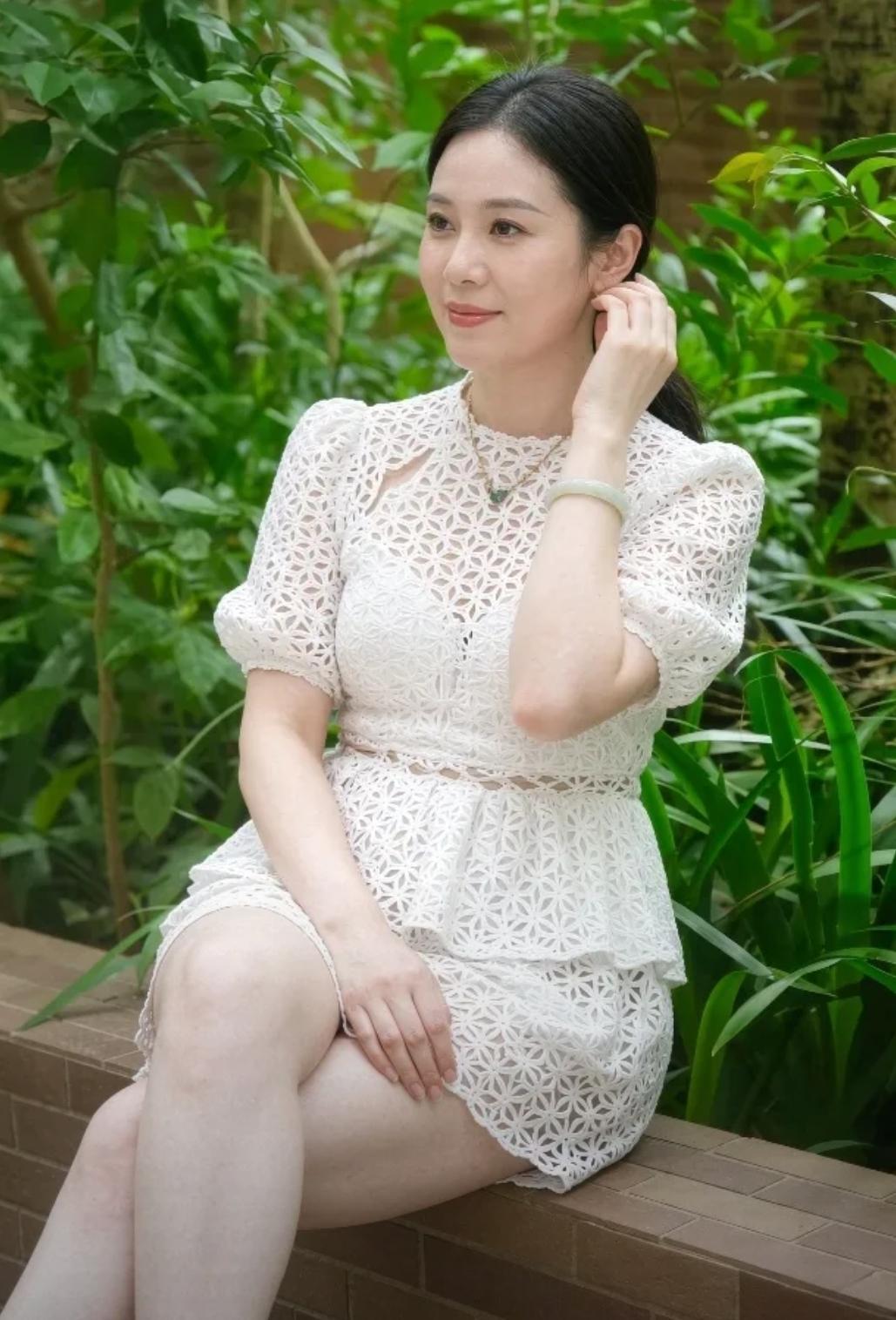 你说羡慕她吧，有时候看着她独自出发，又会觉得她一个人在外，难免孤单。你说不羡慕吧