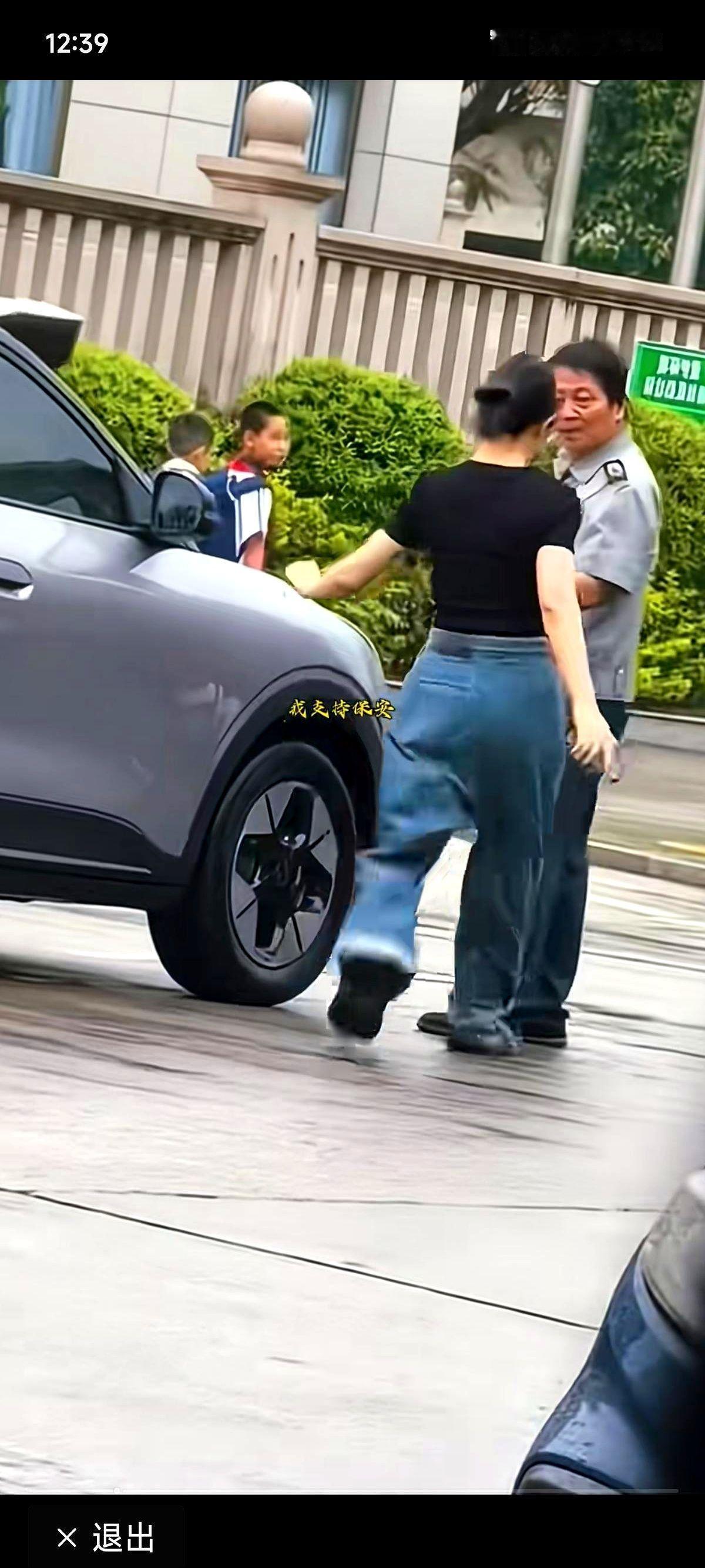 黑衣女一脚刚踹到保安腿上，还没收回去，一个巴掌就结结实实地抽在了她脸上。
一声脆