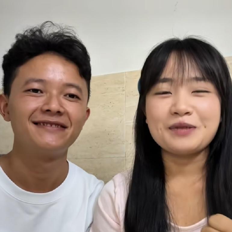 小梅和小林准备在广州学一门技术，就打道回府，回家上县城摆夜市做买卖。因为在广州打