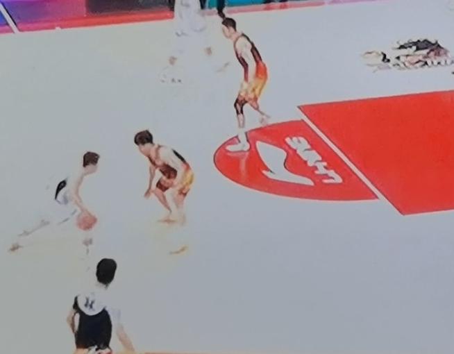 赵继伟这11秒钟花式持球进攻教学视频堪称大师级后卫的杰作。
如果和洛夫顿单挑，恐