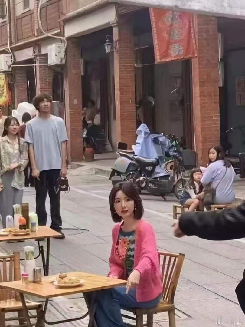 真实的毛晓彤长这样，果然明星还是得看生图啊！ 