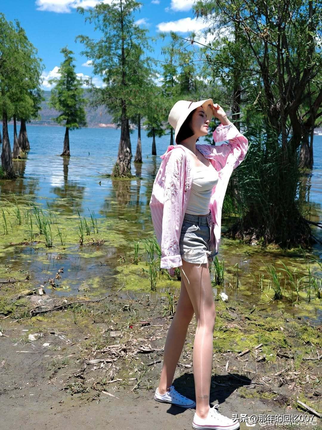 夏日湖畔，微风拂面，少女轻纱飘逸，享受宁静时光。