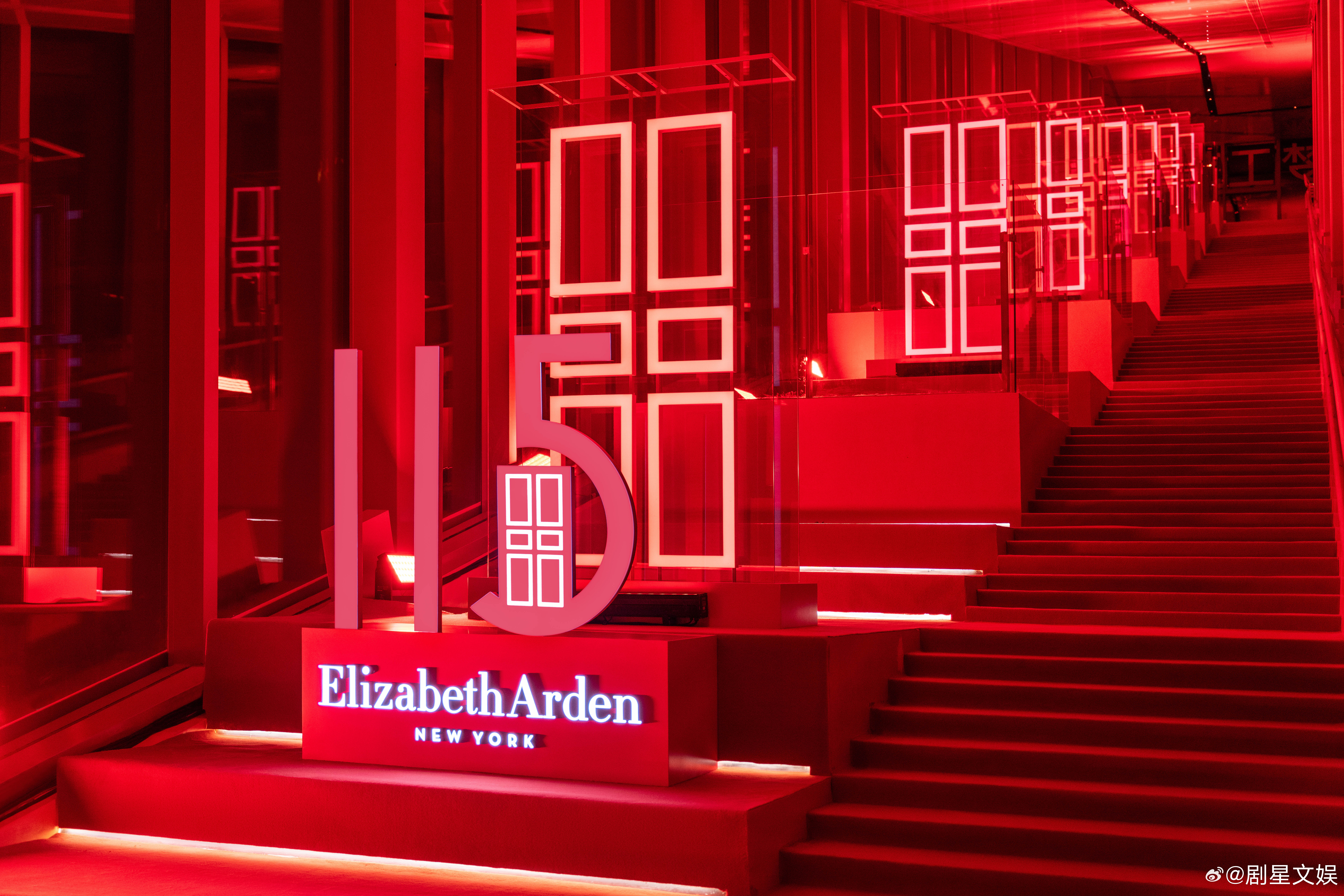 来「红门有戏」剧场，王星越带你重温青春戏梦，惠英红演绎岁月经典，吴尊诠释永恒魅力