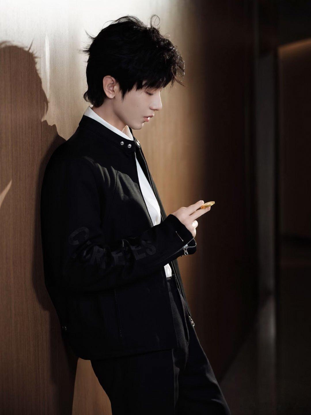 成毅给工作人员满满的尊重感 见过太多镜头前后的反差，却总能被成毅的细节戳中。会弯