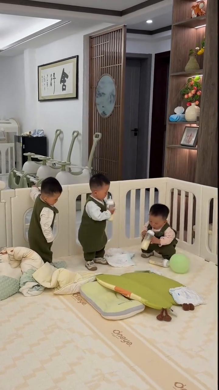 当三胞胎兄弟大半夜还不睡觉。
大晚上不睡觉，自己在这睡。你们的枕头、被子、纸尿裤