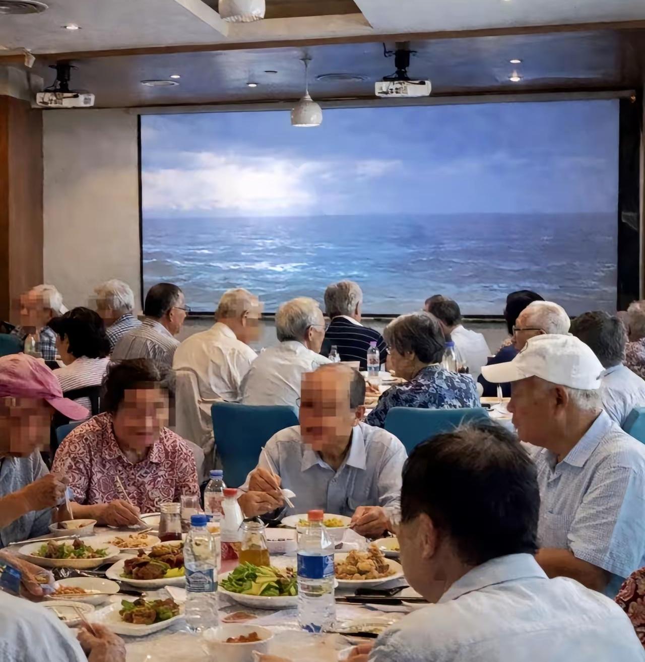 又传来大好事！
两会圆满落幕，
城乡居民养老金正式上调，
每月多领20元，稳稳落