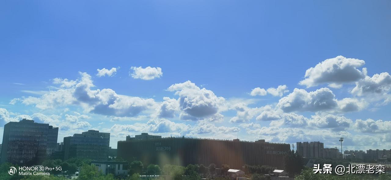 秋高气爽，心旷神怡。
     立秋后已经下了两场大雨，直接把这36的气温打到了