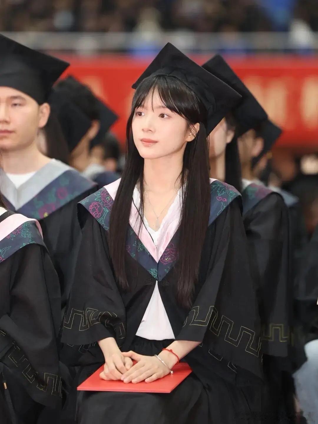 李思潼的外形条件，确实不太适合走传统演员路线。她没有特别鲜明的特点，也不是那种一