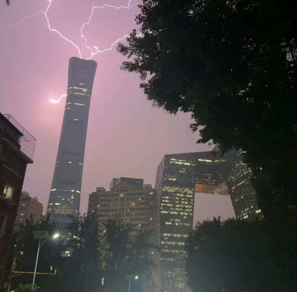 傍晚的北京突然变了天，东北边黑压压的乌云像打翻的墨汁，转眼间豆大的冰雹就砸了下来