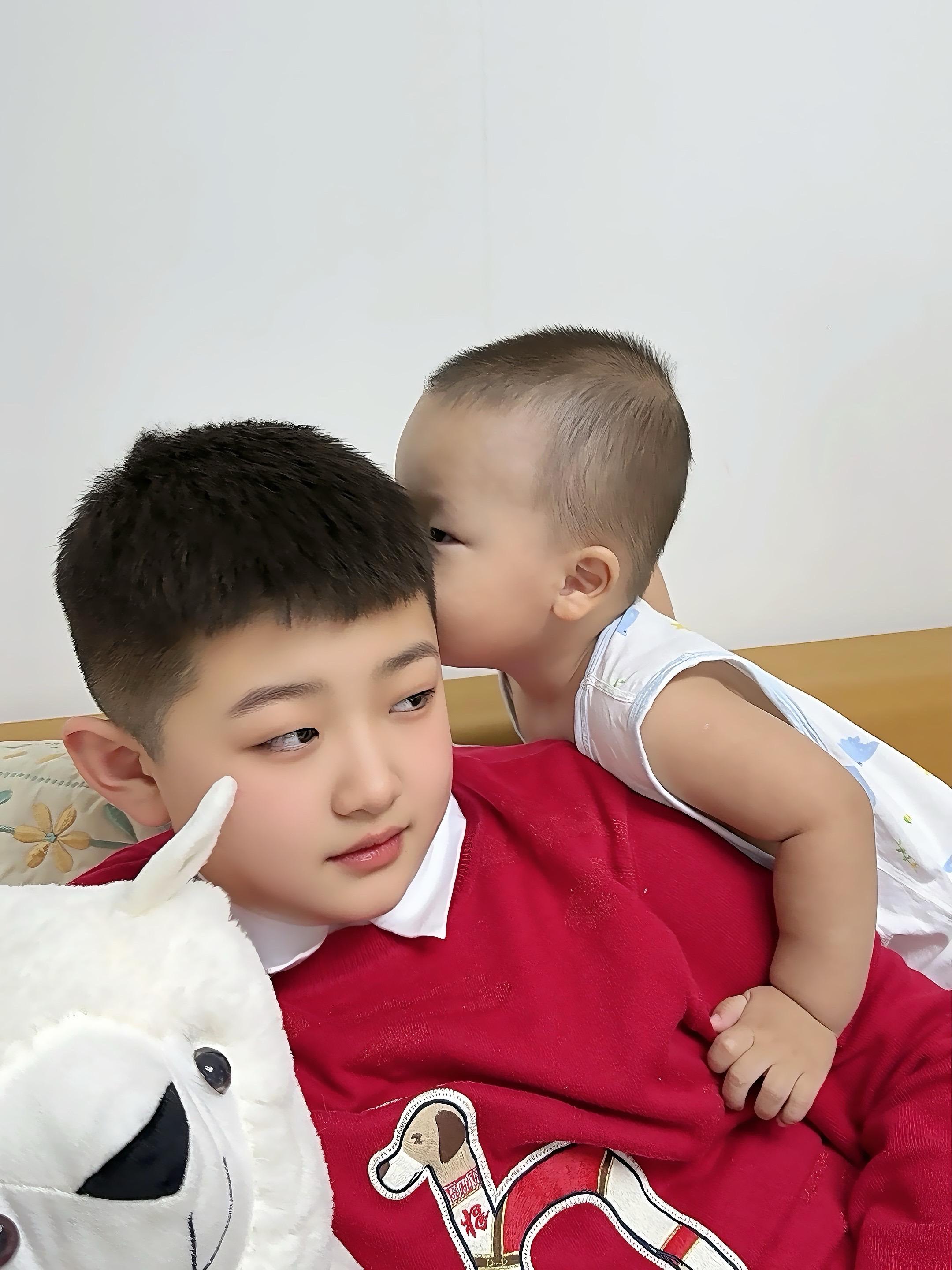 他老弟爱动点手👋哈哈哈哈