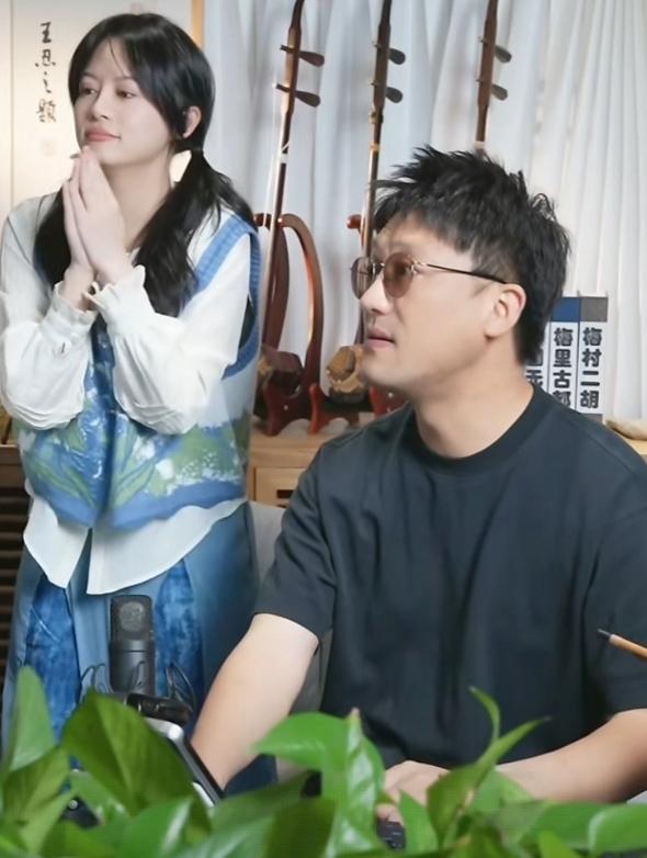 最近民乐直播圈，二饼、冠羽、孙媛三家的人气票争议讨论得很热，各种说法满天飞。我和