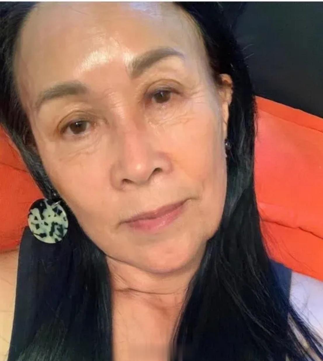 好像，但应该不是她。[并不简单] ​​​