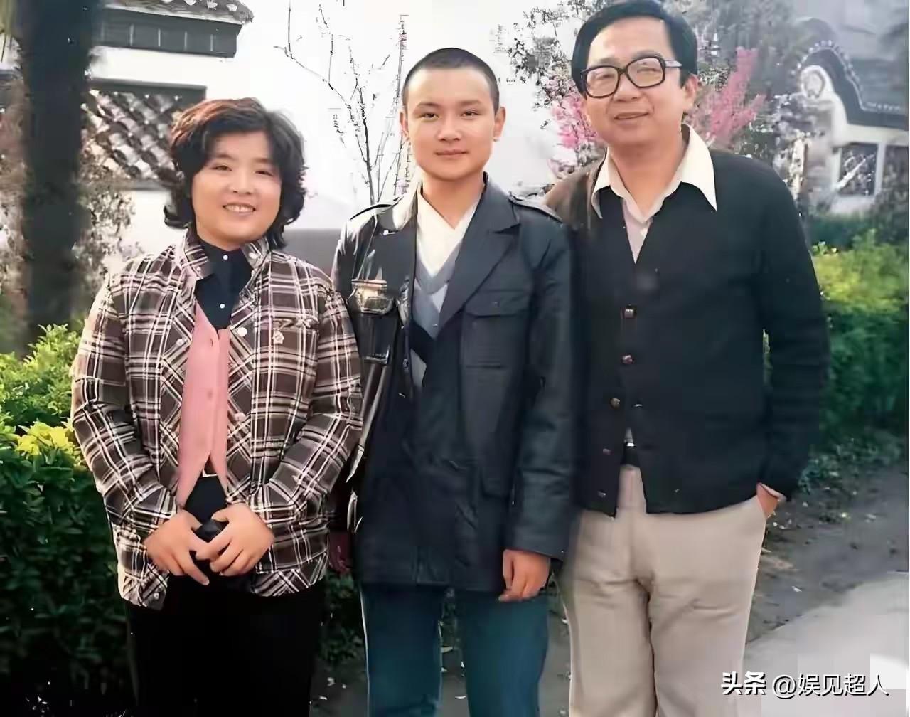 87版《红楼梦》里“眉眼如水、温润如玉”的贾宝玉，竟是演员欧阳奋强“逼”来的？