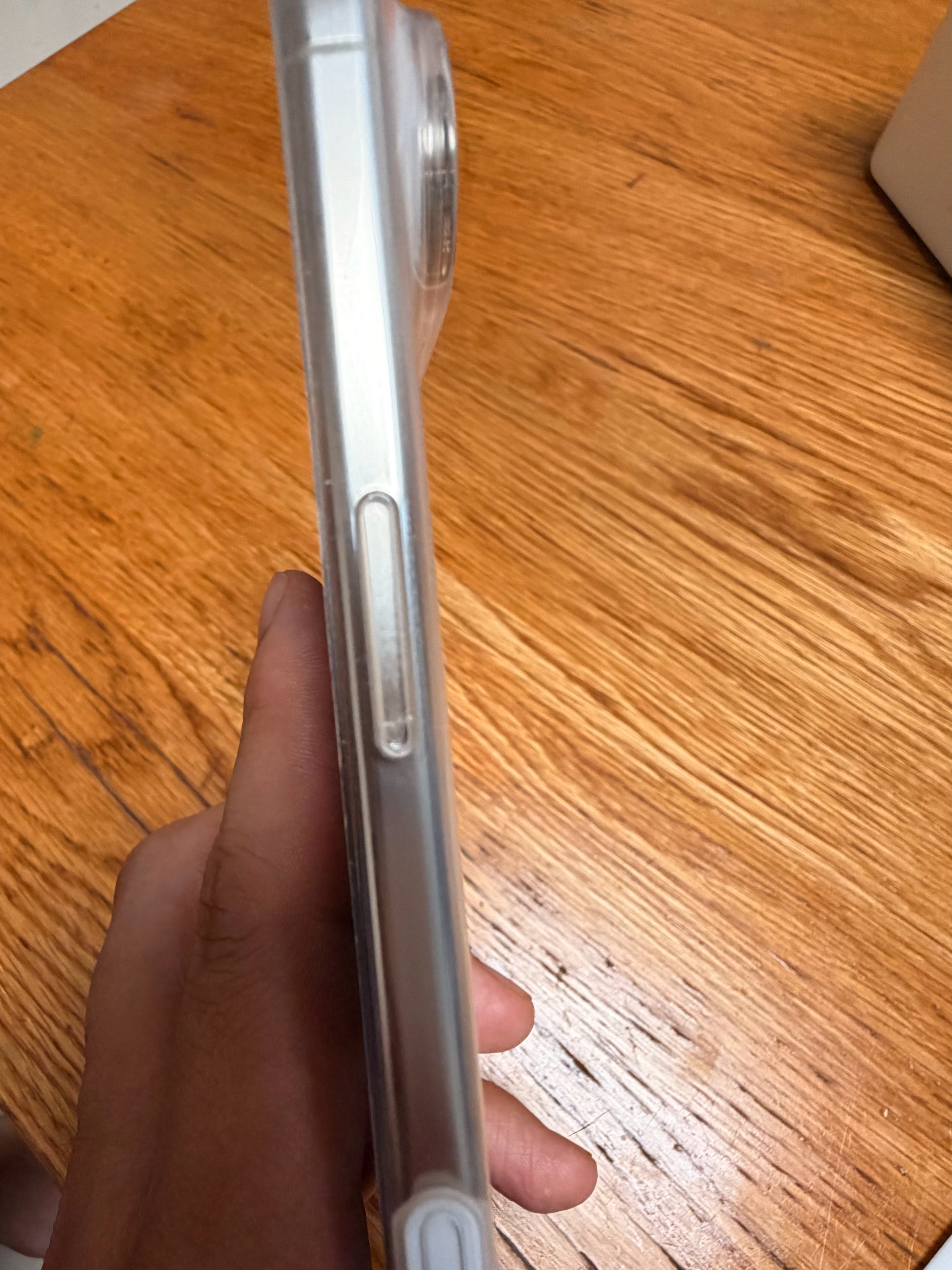 我被苹果“欺骗”了……iPhone Air 官方透明壳，当初一拿上手就觉得手感不
