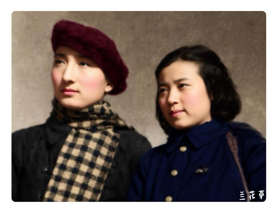 陈佩斯的父母年轻时候的合影照片，男俊女美。
父亲，陈强，中国著名表演艺术家，以反