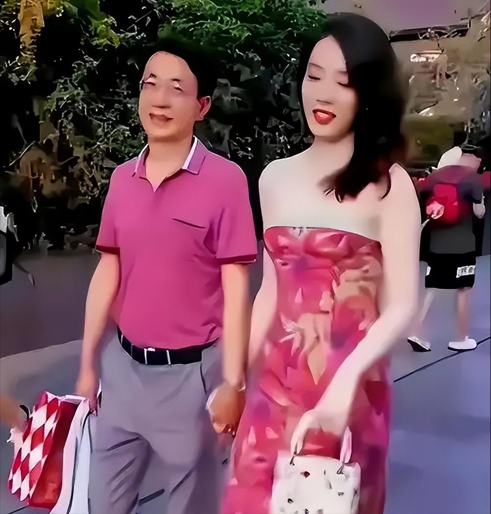 “牵手门”后，董思槿的人生彻底改写。2023年6月，成都太古里街头一段牵手视频炸