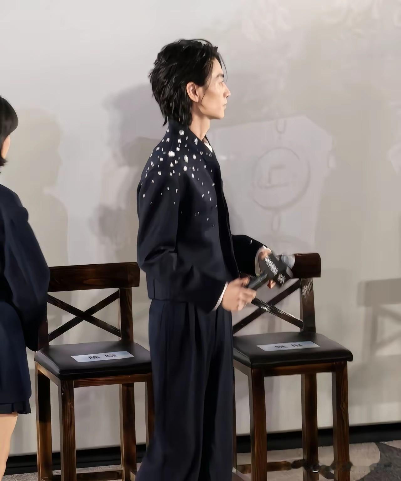 陈晓可是瘦的太多，有一种皮包骨头的感觉。
因为新作品要上市，陈晓出来进行宣发宣传