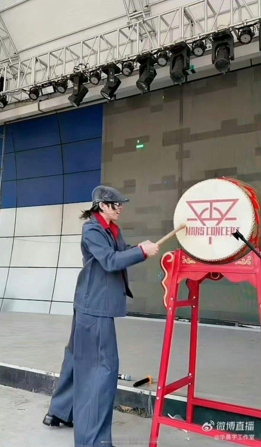 华晨宇这一跪太萌了 花花这波操作堪称萌系暴击！跪地速度之快，捂脸动作之自然，完美