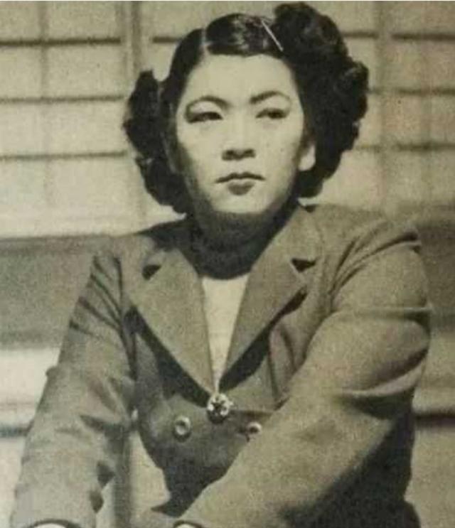 1944年，33名日本人流落太平洋荒岛。其中32名男性，一名女性。6年后他们获救