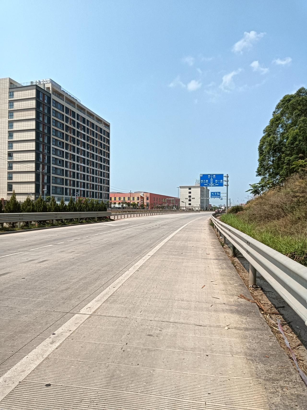 刚从港南区东津镇沿疏港公路回贵港市区，沿途见一座平坡被围着大搞厂房基础建设。看来