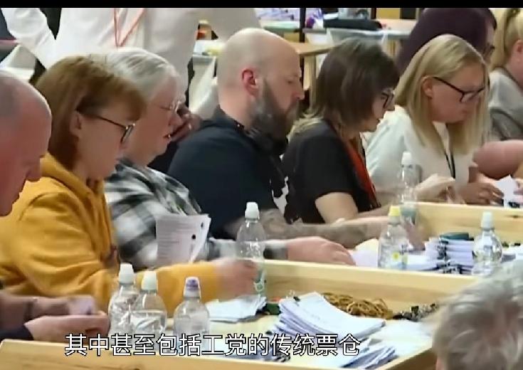 西方国家薅不了世界的羊毛，那种过去吹嘘的民主制度就是个笑话。斯塔默改革两年没效果