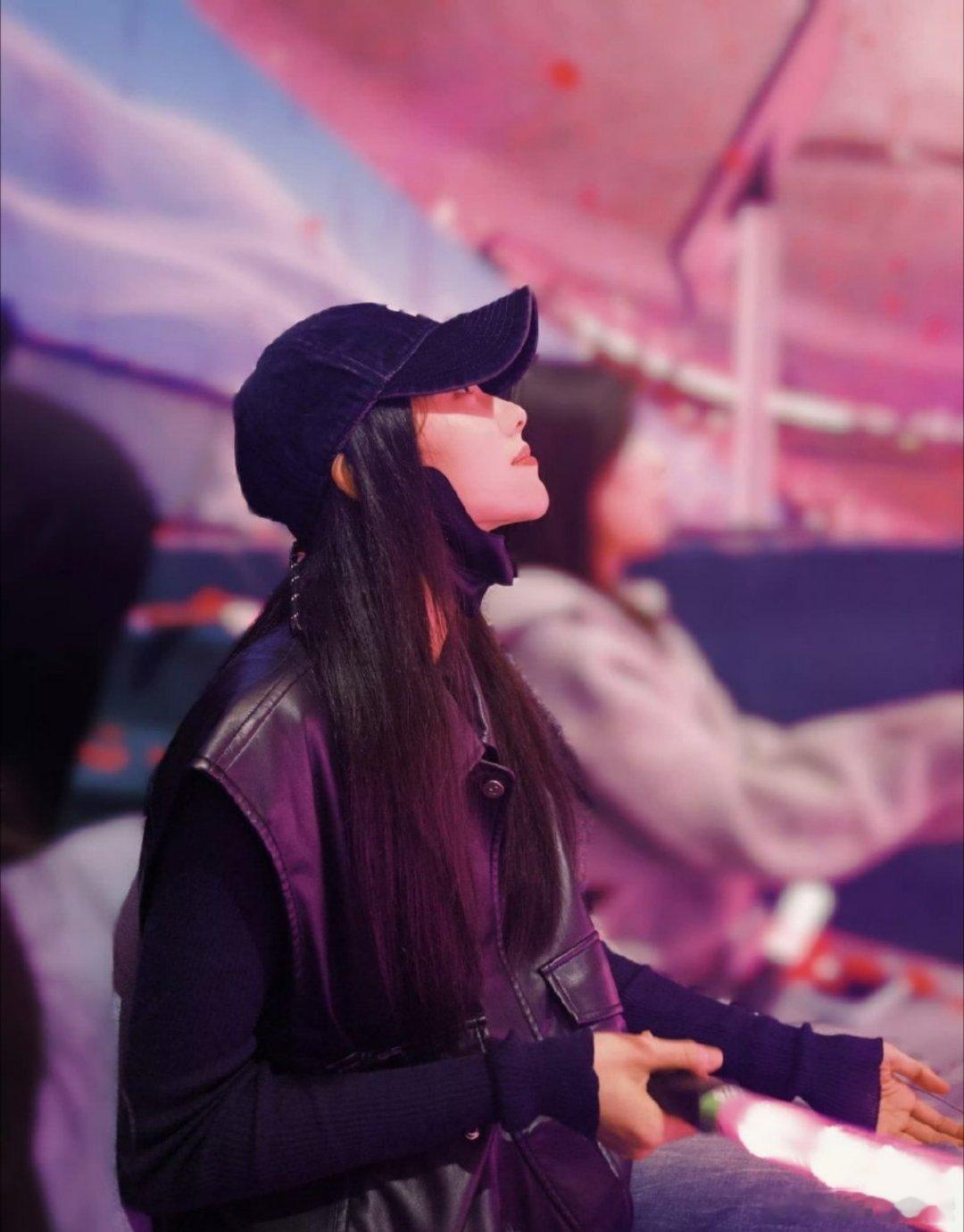 刘浩存去了张杰演唱会哈哈藏得也太好了吧！看来是在台下安安静静享受音乐呢～被工作室